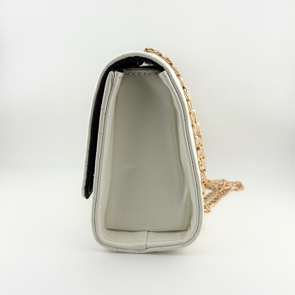Luxurious White Quilted Chain Shoulder Bag with Gold V Accent - PU Leather NWOT - Picture 4 of 8